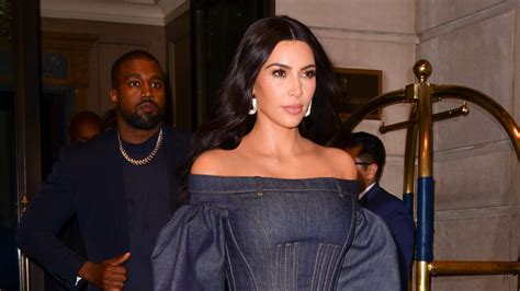 Watch Access Hollywood Interview Kim Kardashian Flaunts Her Curves In