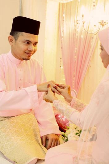 Tempat kalian menikah ini juga bersangkutan dengan urusan dengan kua tempat tersebut. Bertunang - akad nikah ceremony (overall)