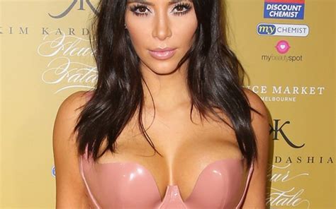 Kim Kardashian usa mais um decote inacreditável em evento Quem QUEM