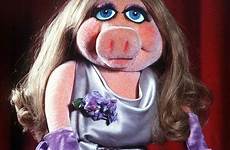 piggy muppets muppet acusan violencia feminist receive gown