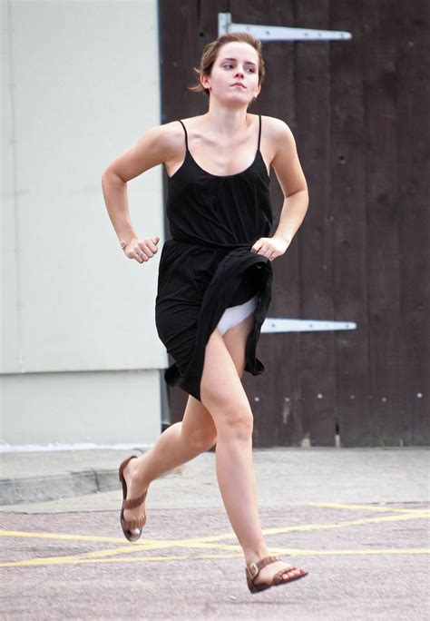 emma watson upskirt london 06 08 11 tesco 世界の女優たちの美しくセクシーな光景 actress xnews