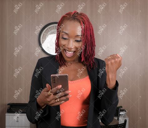 belle femme africaine heureuse regardant son smartphone photo 1995 jolixi banque d images