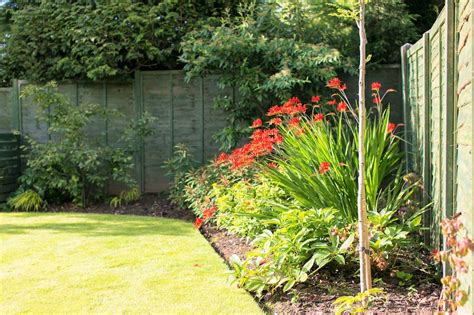 We offer a complete range of soft landscaping services, to help you achieve your perfect garden. A garden of abundance: large rear garden, Adel - North ...