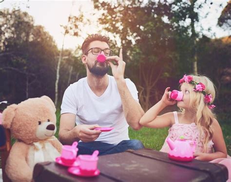 Este chá é ótimo foto de uma filha e um pai alegres fazendo uma festa do chá com um monte de
