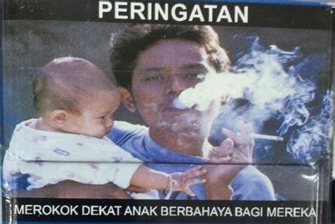 gambar pria sambil gendong bayi lucu  bungkus rokok