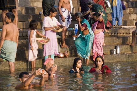 Hindus Machen Das Ritualbaden An Den Ghats Im Heiligen Ganges Varanasi Redaktionelles Stockbild