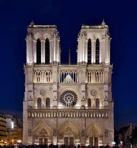 Notre Dame De Paris à Lavant Garde De La Conception Lumière Française