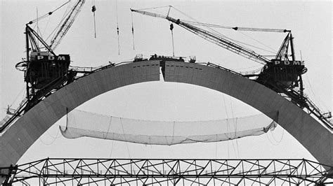 1965 Final Piece Of The Gateway Arch Put In Place Youtube