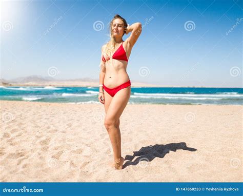 Belle Jeune Femme Mince Avec De Longs Cheveux Utilisant Le Bikini Rouge Sexy Posant Sur La Plage