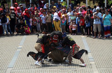 Pertunjukan Kesenian Benjang Reak di Festival Kesenian Tradisional