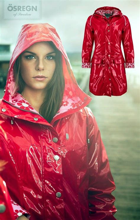 Ösregn regnkappa lipstick rain fashion rainy day fashion shiny jacket