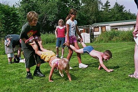 Para jugar, has de dividir al grupo de adolescentes en dos filas. juegos al aire libre para niños - Buscar con Google ...