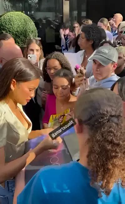 Video Braless Zendaya Nip Slip While Signing Autographs For Fans Pearltunes