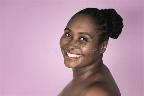 Mujer Africana Joven Con La Piel Hermosa Contra Un Fondo Blanco Imagen