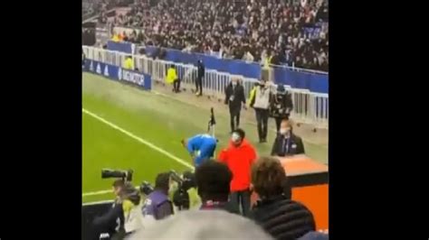 Dimitri Payet visé par un jeu de bouteille la vidéo qui accable l OL