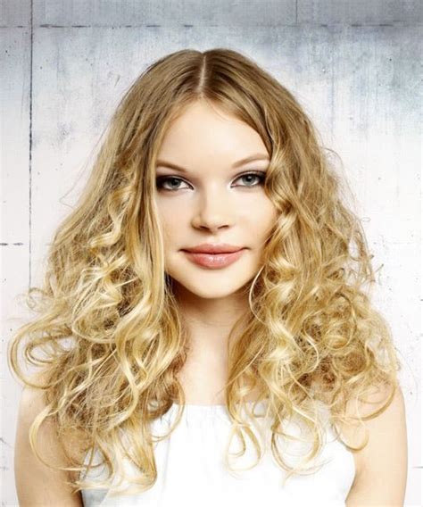 Not only do they look great, but they also make your hair look super voluminous and thick. Long Curly Golden Blonde Hairstyle