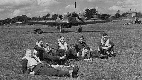 Battle Of Britain Hawkinge Airmen Honoured With Statues Bbc News