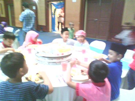 Banyak juadah yang terhidang, yang tak habis tu, menjadi santapan kami la yang menyiapkan post blog ini. OVEN BULAT BUROK..: Perasmian Sekolah Maahad Tahfiz Sains ...