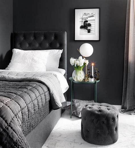 Simple Black Bedroom Ideas