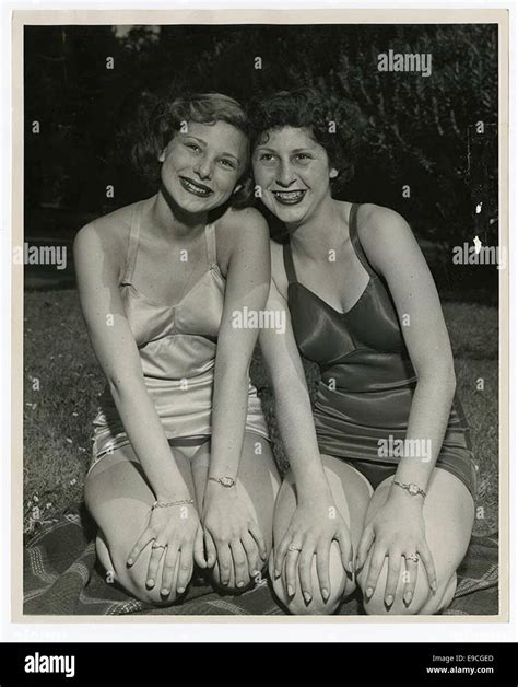 [zwei Frauen Posieren In Badeanzügen] Stockfotografie Alamy