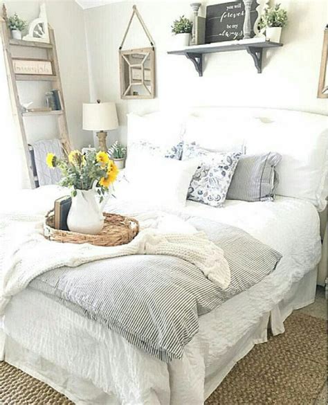 It seems like in this contemporary age, everyone is attracted to country, barnyard or cottage styled houses. 18 Rustic Master Bedroom Decor Ideas (that will invite you ...