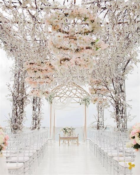 Beautiful Flower Set Up For A Breathtaking Wedding Glamorous Wedding