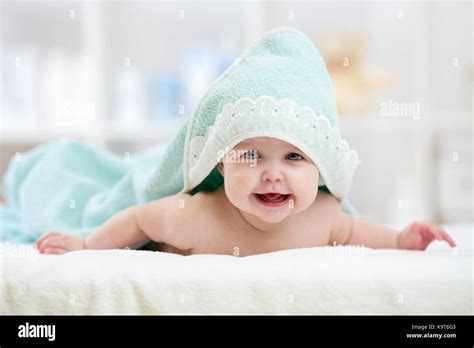 Niña Bañandose En La Ducha Fotografías E Imágenes De Alta Resolución