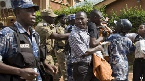 Uganda protest: Reporters tear-gassed at Daily Monitor - BBC News