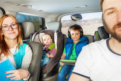 乘坐汽车旅行的快乐家庭高清摄影大图 千库网