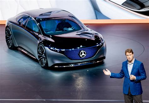 Mercedes Benz Daimler AG Chef Ola Källenius präsentiert Avatar Auto