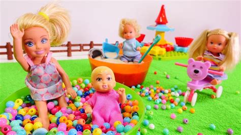 Barbie Con Sus Hijas En El Patio De Juegos Muñecas Para Niñas Youtube