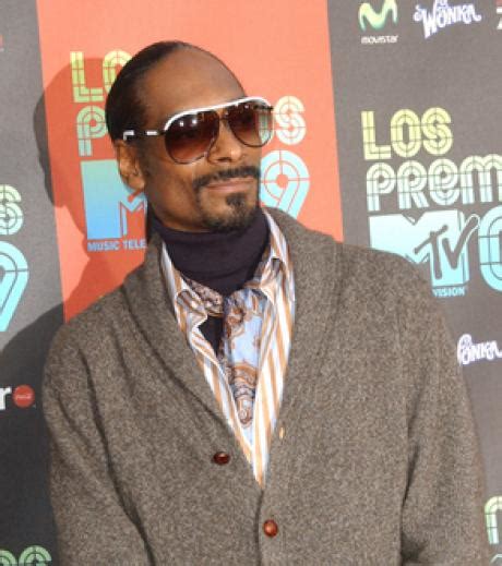 Snoop dogg developing kevin hart sports show & world's dumbest criminals series. Snoop Dogg veut être un vampire