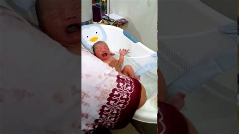Bayi Baru Lahir Hari Ke 5 Bayi Mandi Untuk Kedua Kalinya Youtube