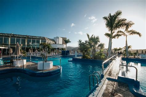 Hotel revoli, hotel riu vistamar ja xq vistamar ovat joitakin suosituimmista hotelleista nähtävyyden playa puerto rico lähistöllä yöpymistä suunnittelevien matkailijoiden keskuudessa. Puerto Azul - Puerto Rico Hotels in Gran Canaria | Mercury Holidays