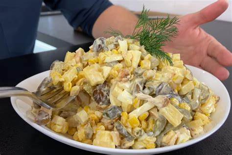 Салат с жареными грибами и курицей к праздничному столу Картинка - Салат с жареными грибами и курицей к праздничному столу