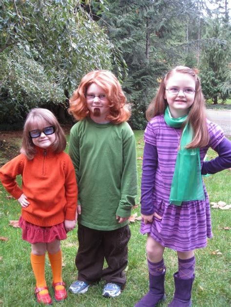 The entire scooby doo gang can get their costumes with a simple tutorial. Homemade Scooby Doo Costume Ideas | Cute costumes for kids, Halloween girl
