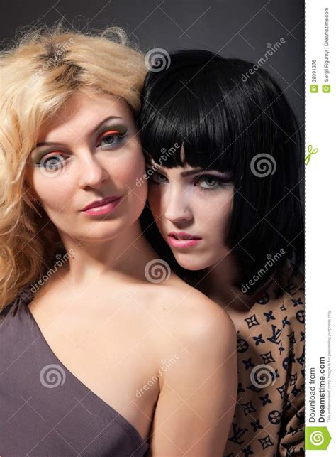 Zwei Junge Attraktive Lesben Umarmen Stockfoto Bild Von Zauber