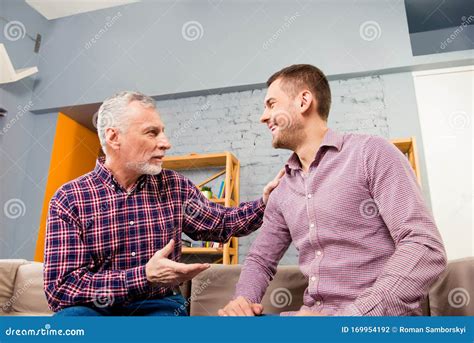 Ritratto Di Padre Anziano Che Parla Con Il Figlio Adulto Fotografia