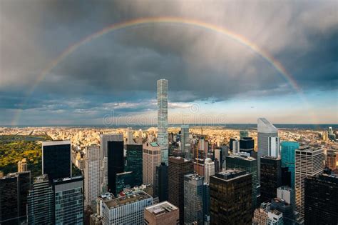 Um Arco Ris Sobre O Midtown Manhattan New York City Foto De Stock
