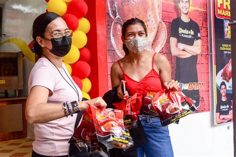 Alyssakieferwedding#blueeagels#subscribe alyssa valdez and kiefer ravena wedding you must see it! Alyssa Valdez opens Kiefer Ravena's Chooks-to-Go store