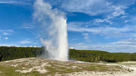The Complete Guide To Old Faithful And Yellowstones Geyser Region We