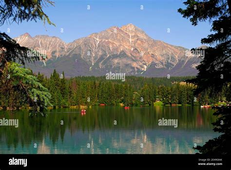 Lac Beauvert Et Montagne Pyramide Près De Jasper Parc National Jasper