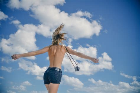 Ilmaisia Kuvia henkilö pilvi taivas tyttö nainen auringonvalo loma hyppy malli
