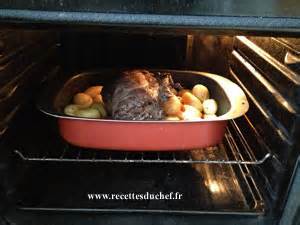 Pour 4 à 6 personnes 1 gigot d'agneau avec os d'environ 2kg 5 gousses d'ail (rose de préférence) 8 pommes de terre 1 bouquet decthim en fleur 2 branches de romarin (jeunes pousses) 4 cuillères à soupe d'huile d'olive Gigot d'agneau à la Guinness