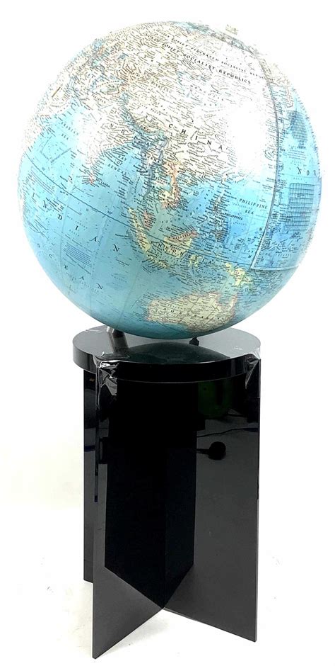 Lot Nat Geo Illuminated World Globe