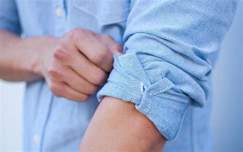 How To Roll Up Your Sleeves The Right Way The Gentlemanual