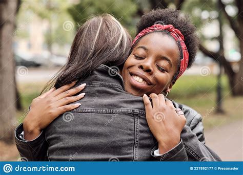 Jeune Africaine Heureuse Qui Embrasse Sa Petite Amie Image Stock