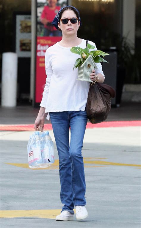 Lara Flynn Boyle Remains Incognito In La Looks Slightly More Like