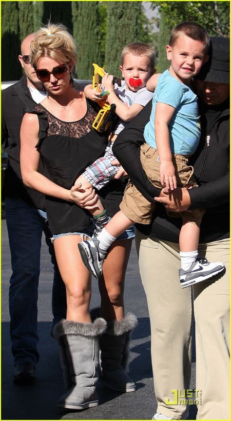 Britney Spears Sons Check Out Astrobabe Photo Britney