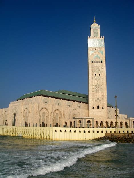 La Moschea Hassan Ii è Una Moschea A Casablanca Foto Premium